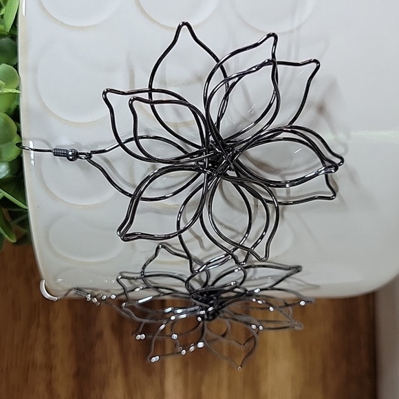 FLORAL SCULPTURE EARRINGS - Picture 3 of 6